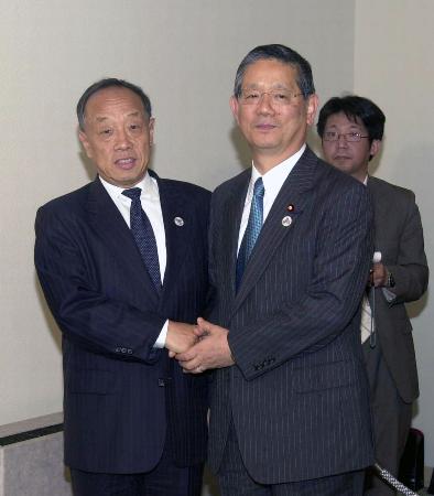 5月7日,中国外交部长李肇星(左)同日本外务大臣町村信孝在京都举行