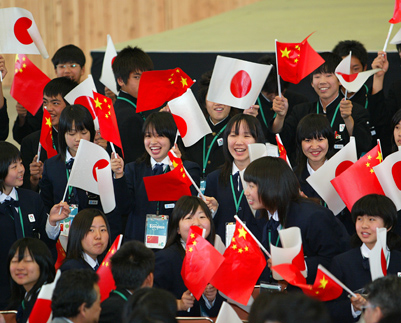 手持中日国旗的中学生代表团