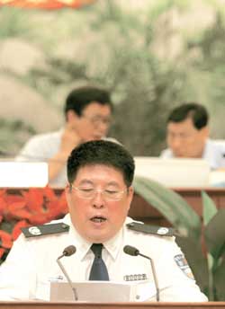 市公安局局长马振川受市政府委托向此次常委会会议作报告