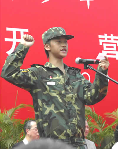 香港首届青少年军事夏令营在驻港部队军营举行(组图)