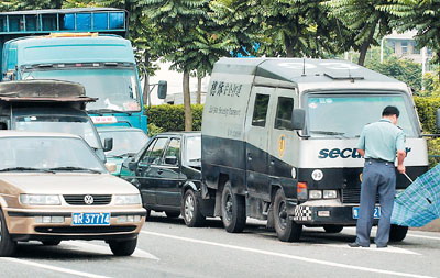 運鈔車被撞押運員荷彈護車(圖)