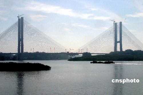 图中国主梁最宽的五河口斜拉大桥合龙