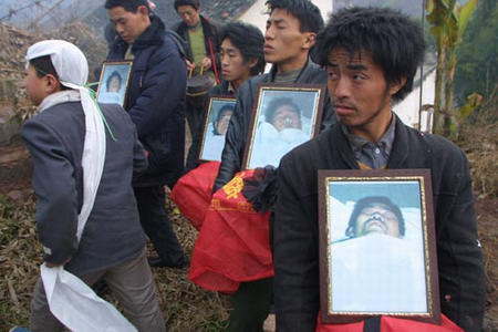 > 正文  2004年1月3日,开县高桥镇晓阳村的廖家正在安葬在井喷事故中