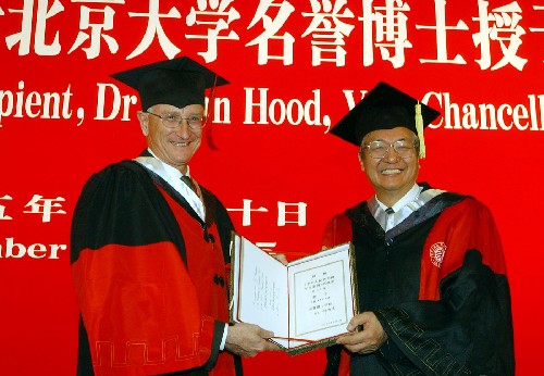 牛津大学校长获北大名誉博士学位(图)