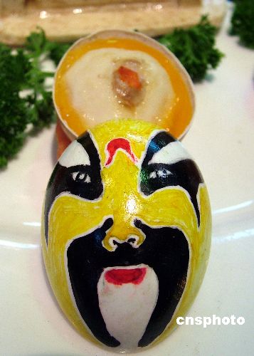 上海餐博会鸭蛋壳上绘脸谱组图