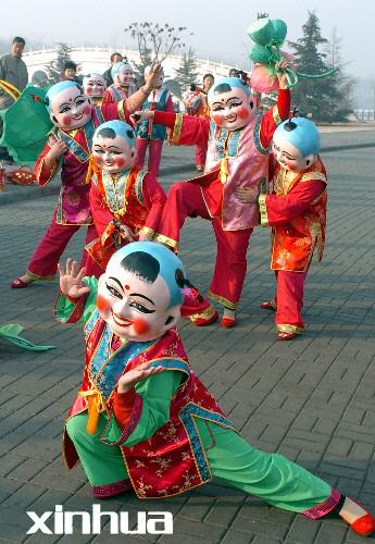 1月22日,化装成杨柳青年画大头娃娃的演员在杨柳青民俗文化旅游节上