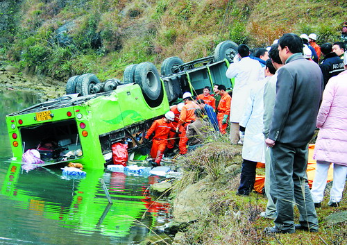 四川宣汉客车坠崖事故图片