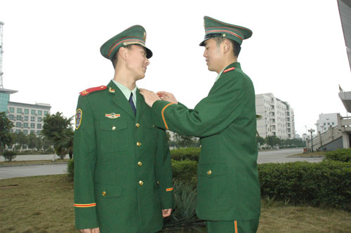 中国武警部队将第3次换装 5月更换士兵夏常服(图)