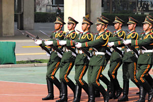 中国武警新警服:提高适体率 迷彩增强隐蔽效果