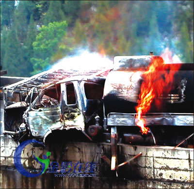 油罐车猛撞油罐车 贵毕路上烈火熊熊