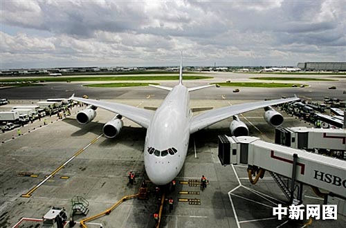 圖世界上最大客機空客a380首降英國