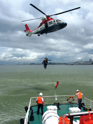 直升机救人图片