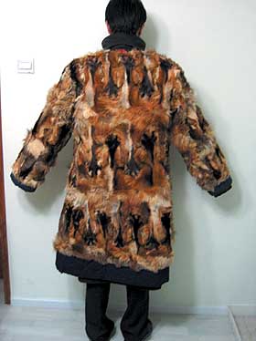这里展示的是一件用72块虎皮花纹模样的爪皮拼凑缝制而成的大衣