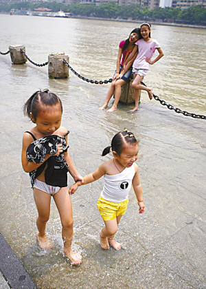 小女孩在玩水河里图片
