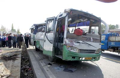 永登红城镇发生特大车祸3人死亡27人受伤10月28日上午,一辆满载乘客的