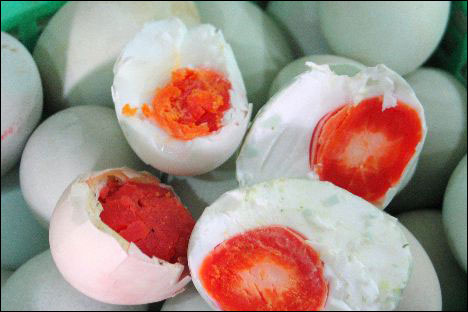 北京市场上热销的红心鸭蛋系鸭饲料中添加致癌物苏丹红四号所致