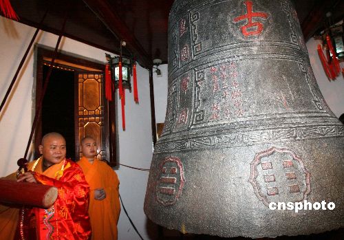 图千年古刹寒山寺一片钟声迎新年