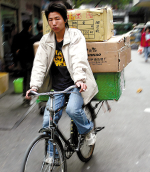 單車取代摩托車成了運貨工具.