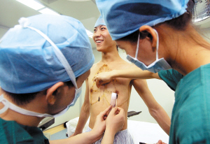 男变女手术隆胸图片