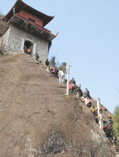 2月22日,龍山縣太平山,遊人如織.