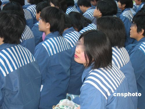 北京三十三名女犯妇女节获减刑 被假释回家