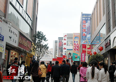 (娄底市春园商业步行街尽显繁华商业景观.