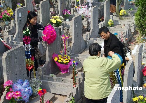 圖:清明掃墓祭祀行走在文明與陋習之間