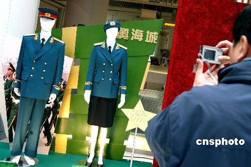 圖:香港辦解放軍軍服歷史展(2)