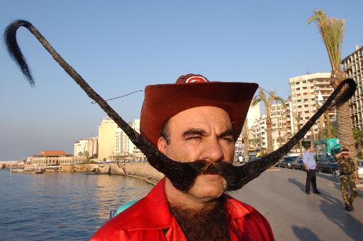 图文:一土耳其人10年蓄起16米的世界最长胡须