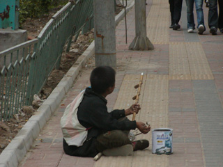 北京朝阳区亮马桥边出现了一些乞讨儿童,千龙网记者跟踪采访了一个