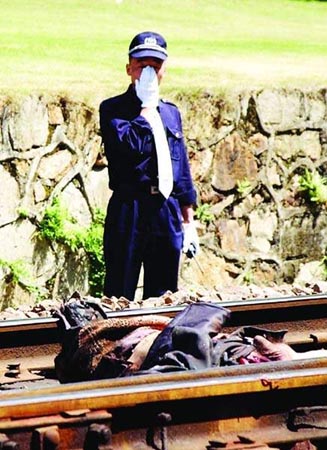 被火车撞死的人图片