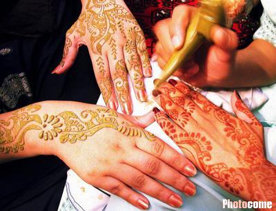 图文巴基斯坦女性画满花纹和颜色的手