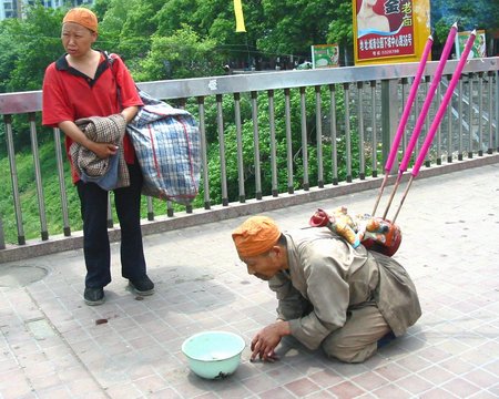 图文:湖南邵阳乞丐装扮花样翻新