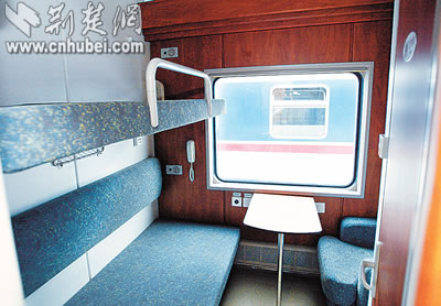 武汉铁路分局新购置的5节高级包厢软卧车抵达武汉