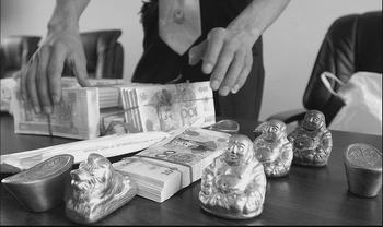 人员缴获的犯罪嫌疑人用于诈骗的假金元宝,金狮,金佛和冥币等作案工具