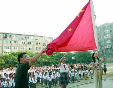 東仲小學的教師,家長,學生的共同升國旗儀式.徐常青攝