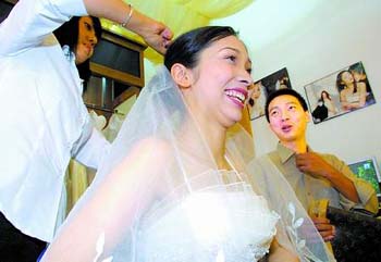 新聞中心 社會新聞 > 正文 一本正經的結婚證照片能玩出什麼花樣?