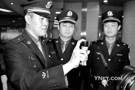 北京地铁警察首次配备催泪瓦斯提高巡防能力