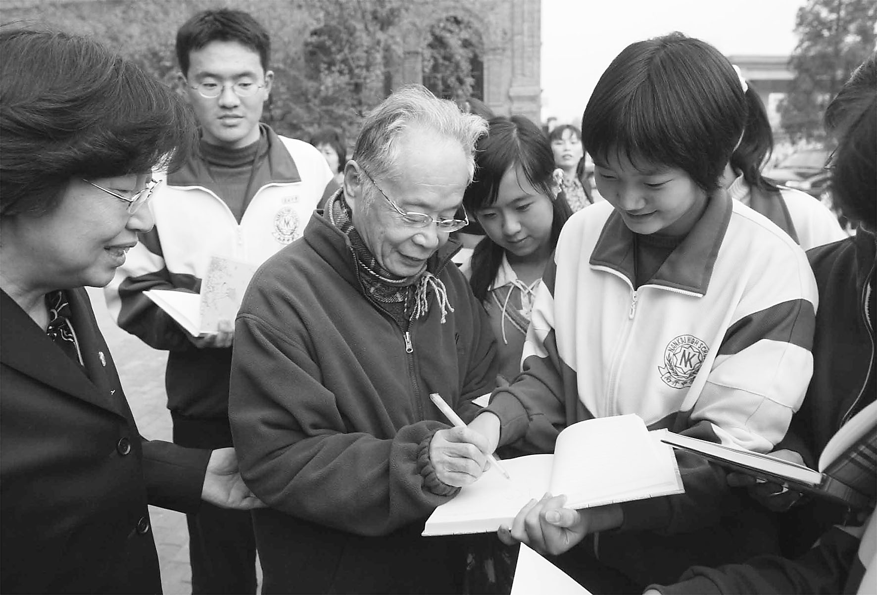 何祚庥为中学生作报告(图)