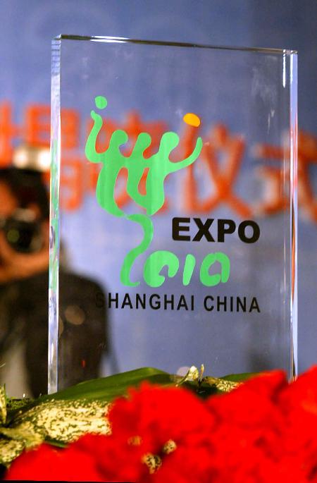 11月29日    中国2010年上海世博会会徽揭晓    11月29日,摄影师在