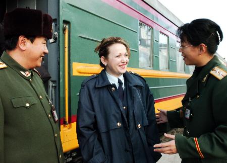 中俄友谊城    满洲里边防检查站的军人在向俄罗斯赤塔州到满洲里国际