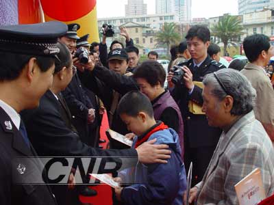 厦门诞生首位二代身份证市民图文