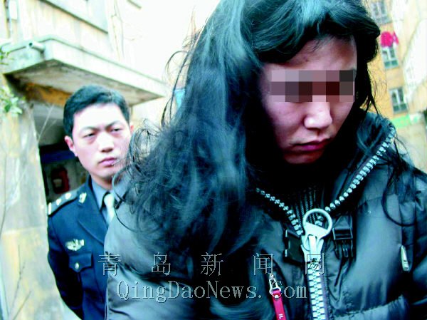 馮某戴上假髮冒充婦女搶劫,被民警抓獲後自己也感覺很不好意思