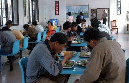 图文:受助人员在救助站集体吃年夜饭