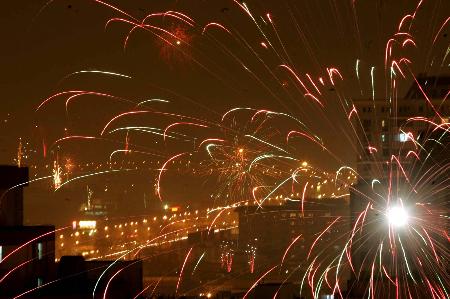 > 正文2月9日零时,农历新年的钟声敲响,北京市区内烟花爆竹燃放不断