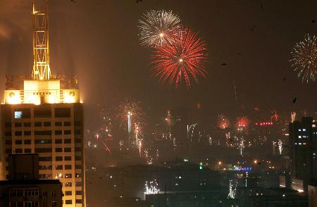 2月9日零时,农历新年的钟声敲响,北京市区内烟花爆竹燃放不断