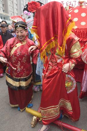 當日,一場別具一格的滿族傳統婚禮在瀋陽皇寺廣場舉行.