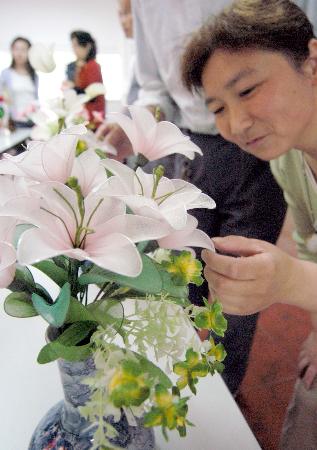 苏州养一社区的一位居民以废丝袜等为原料,制作出各种造型逼真的绢花