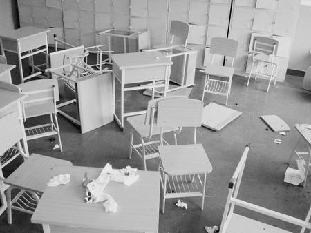 教室被砸得乱七八糟,带血的手纸被扔在桌子上 本报记者 冯翔 摄点击