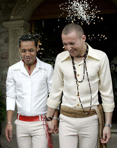 西班牙阿斯图里亚斯同性恋婚礼引人关注组图